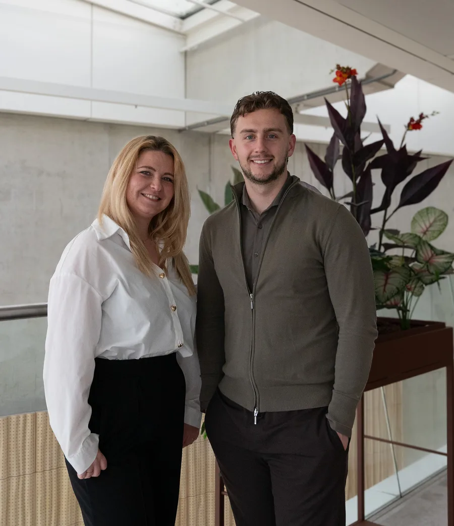 Amber van der Spek en Lars Cloosterman op kantoor