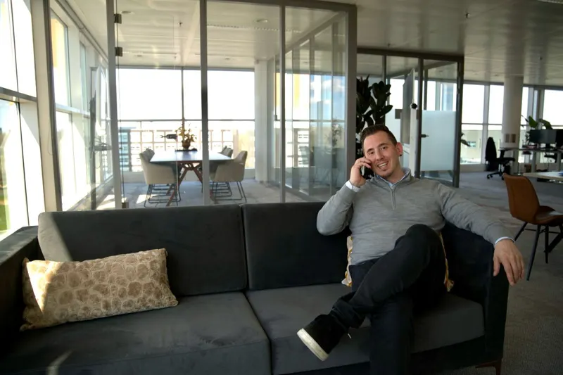 Collega aan de telefoon