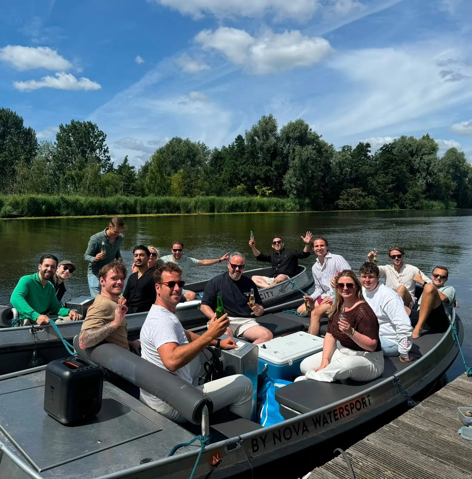 Het team samen in een sloep