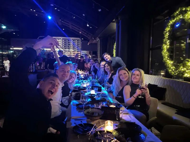 Het team aan tafel bij Harbour Club