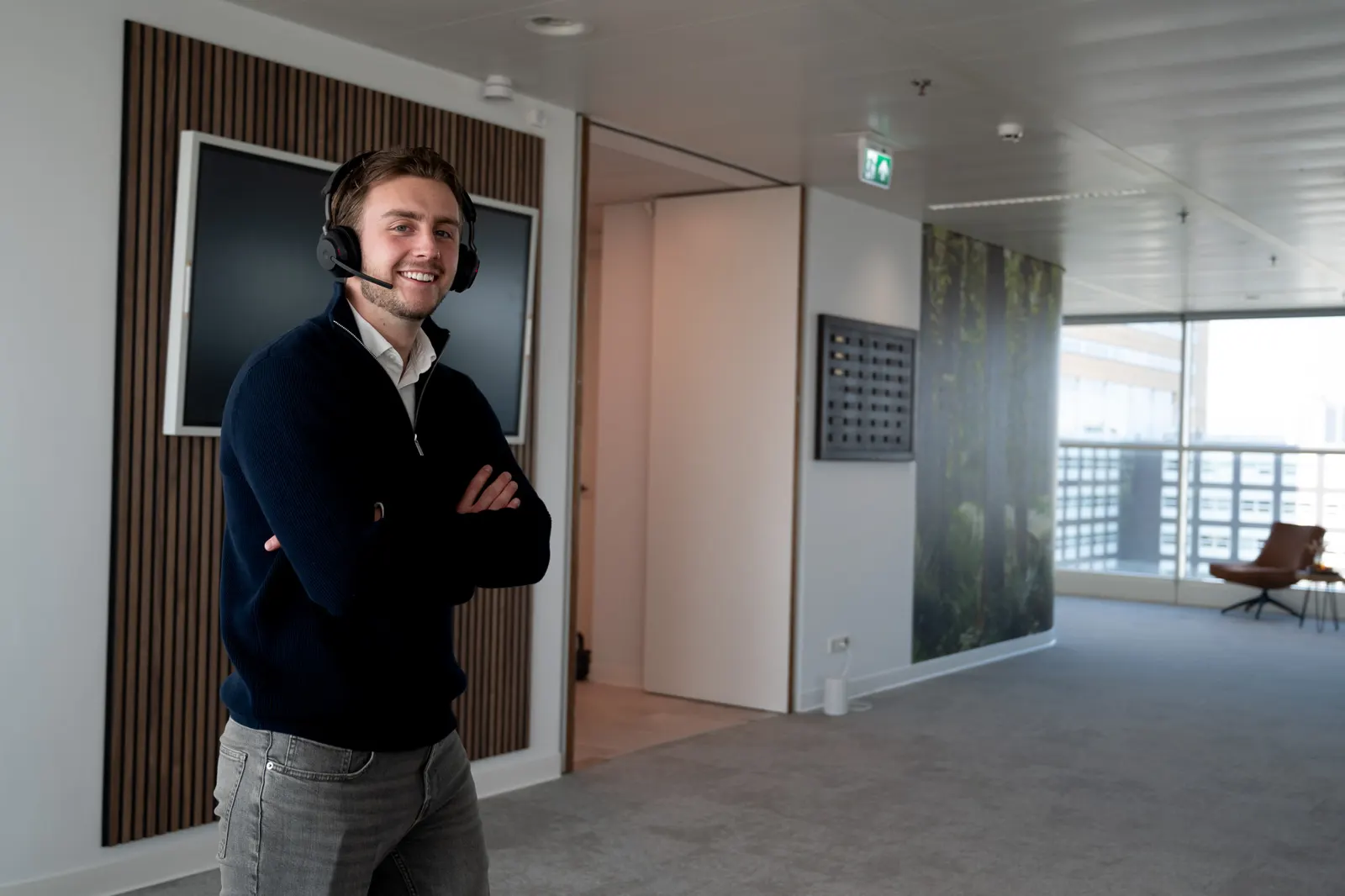 Collega met headset aan het bellen