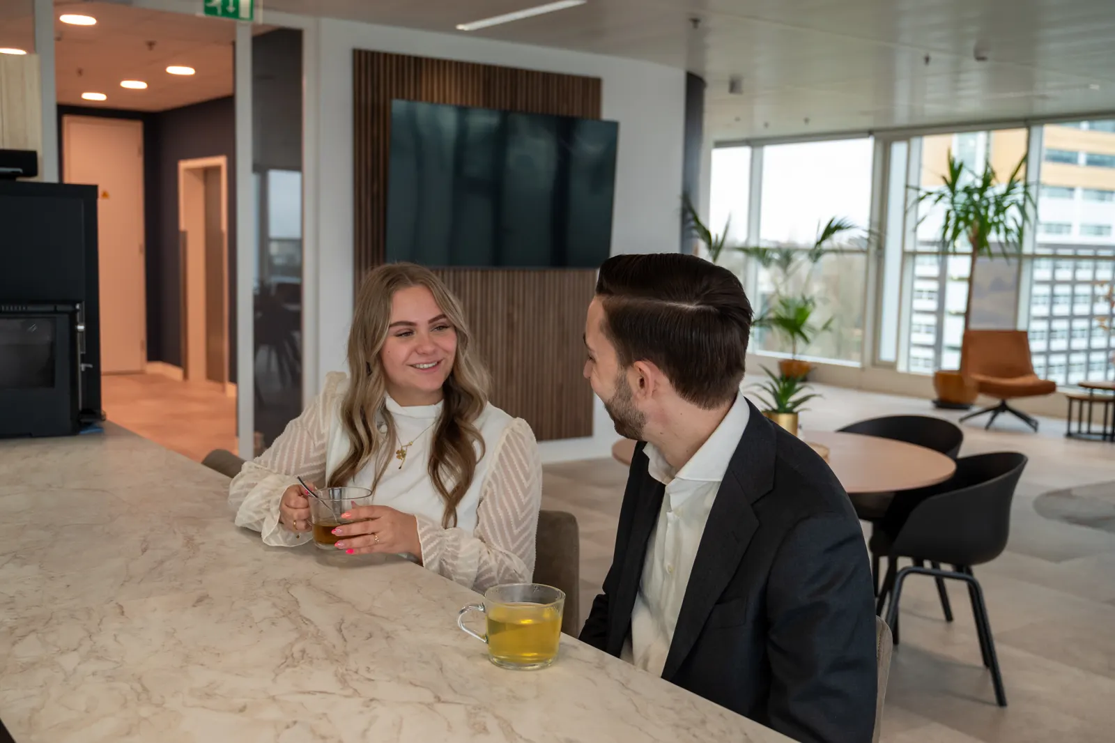 Collega's overleggen met koffie