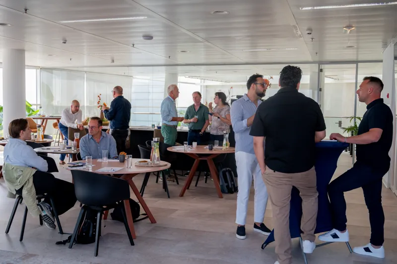 Collega's in het nieuwe kantoor