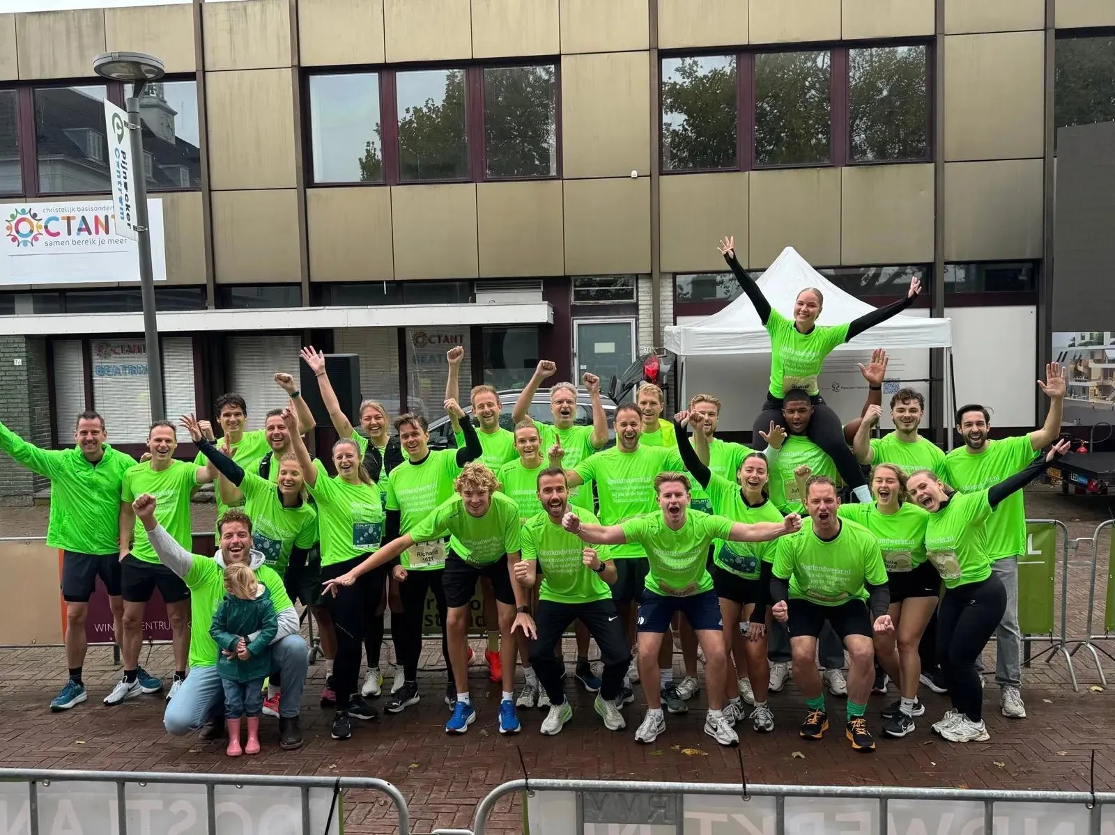 Het BURG-team in groene shirts bij de Oostlandrun