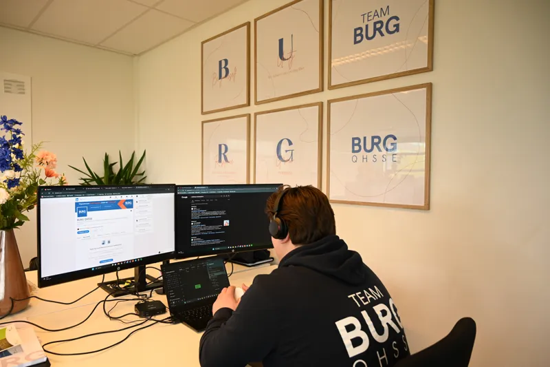 Collega aan het werk in een BURG-hoodie