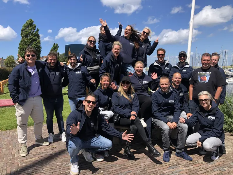 Groepsfoto van het team in BURG-hoodies