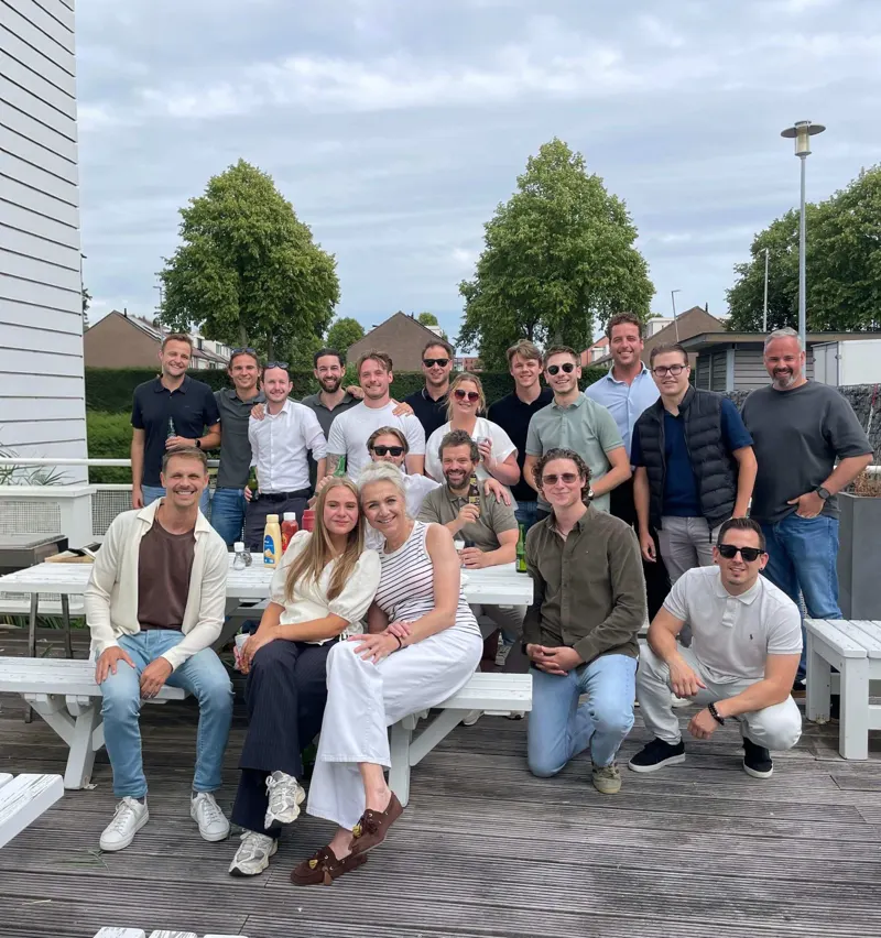 Groepsfoto van het team op het terras
