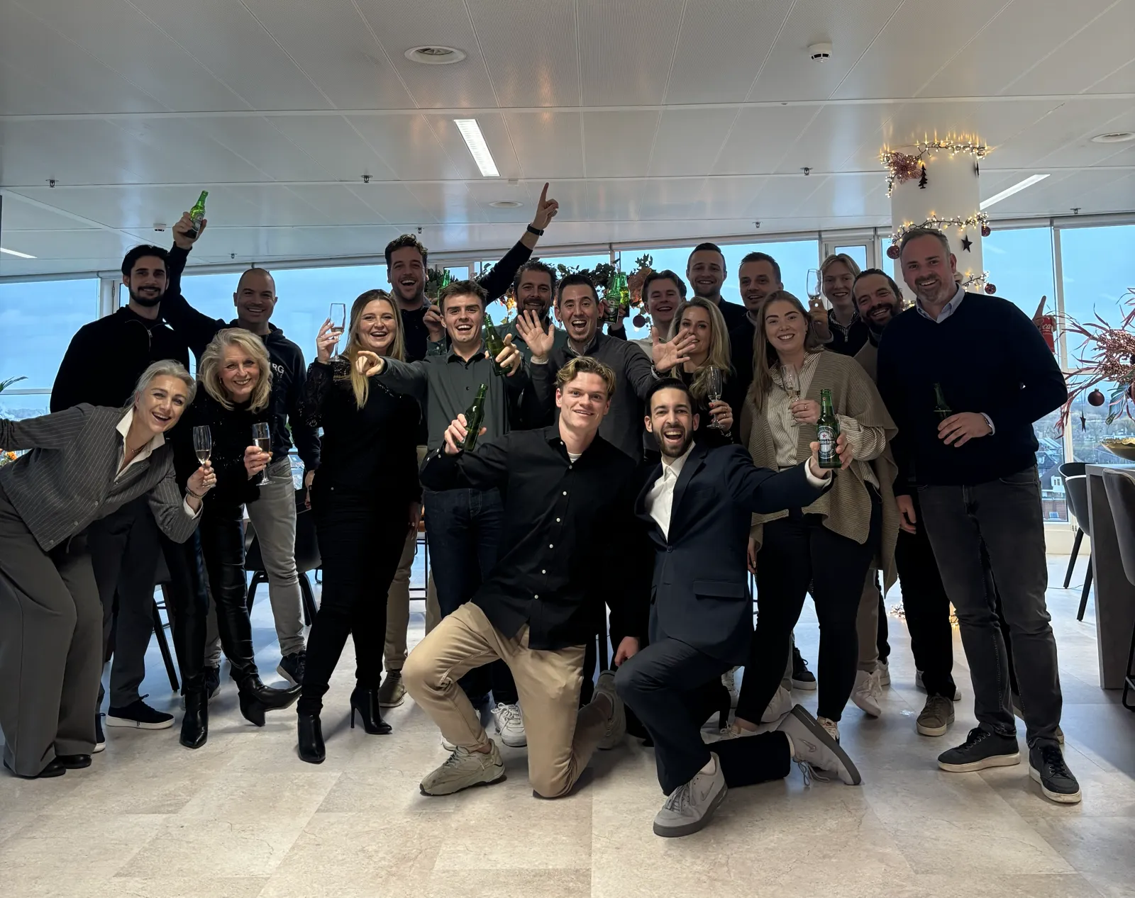 Het team viert de opening van het nieuwe kantoor