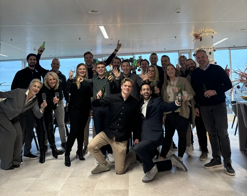 Het team viert de opening van het nieuwe kantoor
